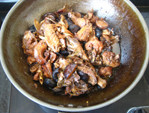 香菇麻油鸡,盖上锅盖，小火闷，中途再翻翻面，闷至鸡块要熟时加入香菇。再闷30分钟左右至香菇入味。最后大火收汁
