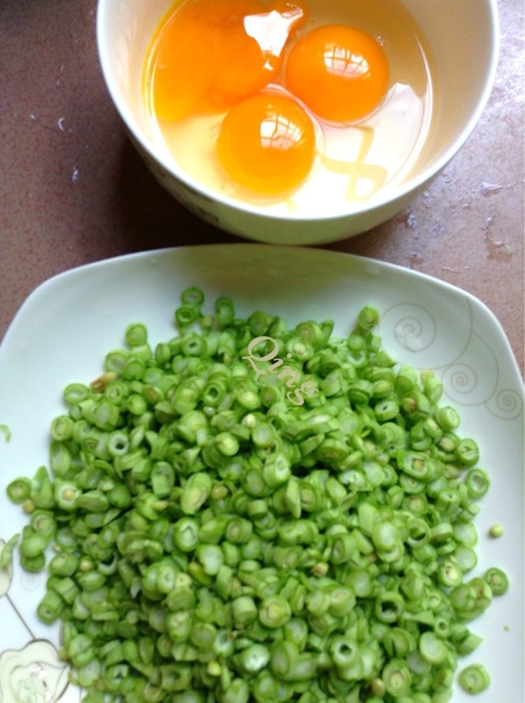 豆角煎蛋,如图准备材料切好备用