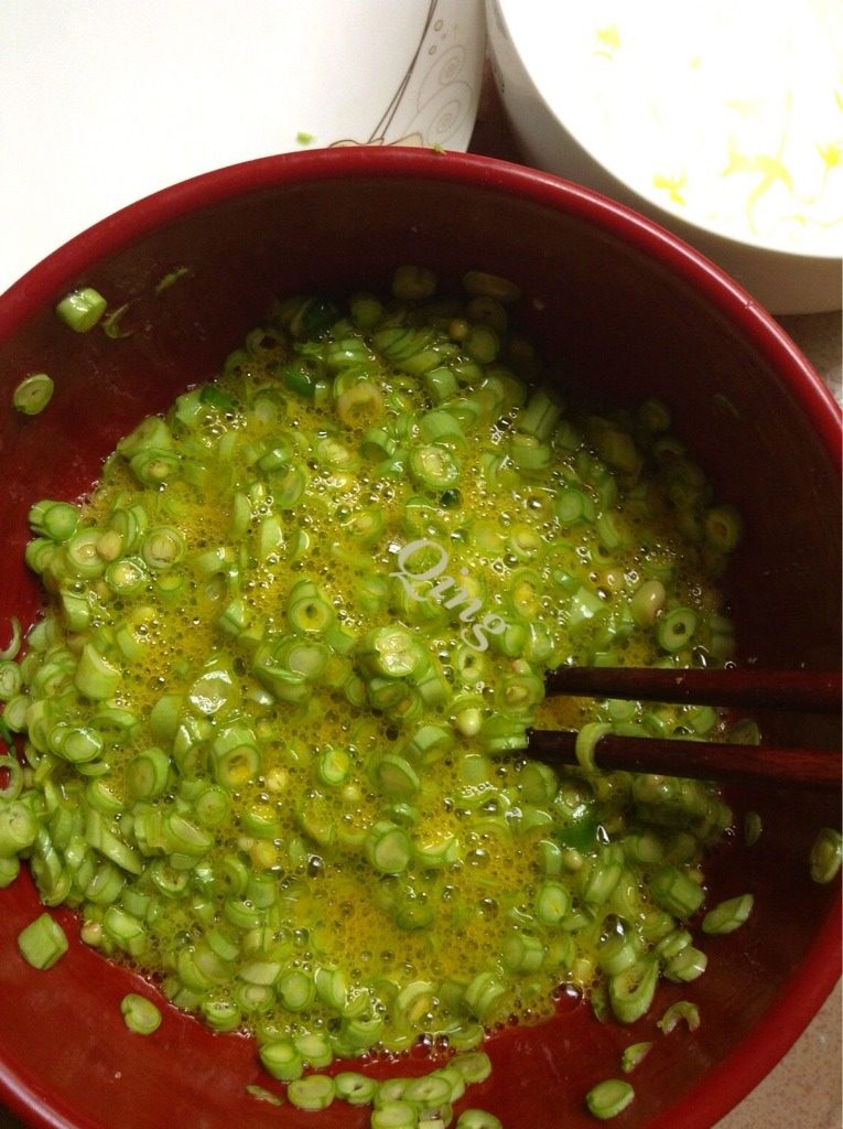 豆角煎蛋,如图将<a style='color:red;display:inline-block;' href='/shicai/ 3639'>豆角</a>与<a style='color:red;display:inline-block;' href='/shicai/ 9'>鸡蛋</a>加盐、葱花一起搅拌均匀