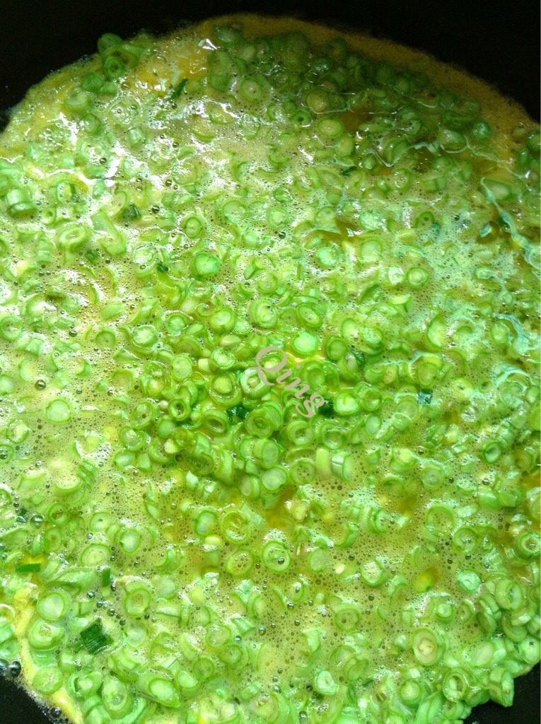 豆角煎蛋,如图将做法2倒入摊均匀煎，用中小火慢慢煎。