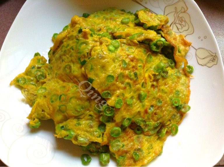 豆角煎蛋,如图煎至两面金黄即可