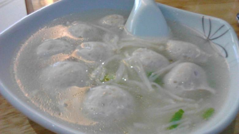 金针菇肉丸汤,把水烧开，放入肉丸，油，盐。煮到肉丸熟的时候放入<a style='color:red;display:inline-block;' href='/shicai/ 234'>金针菇</a>。