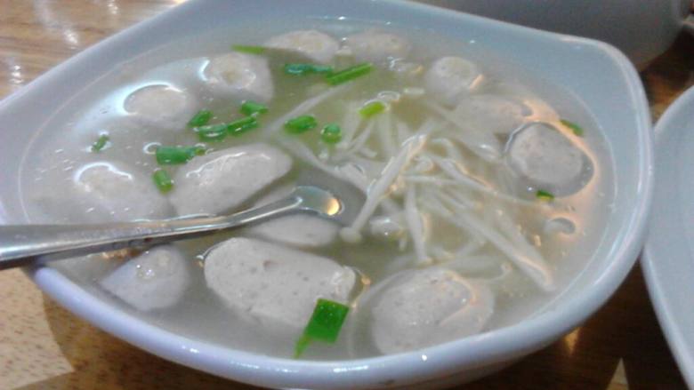 金针菇肉丸汤,煮到差不多得的时候放一点<a style='color:red;display:inline-block;' href='/shicai/ 10588'>糖</a>提鲜，放一点<a style='color:red;display:inline-block;' href='/shicai/ 756'>鸡精</a>，最后撒上一些葱花，出锅。
