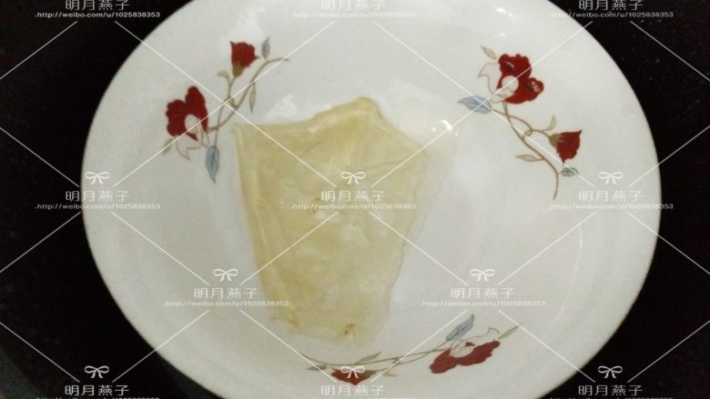 酸奶慕斯,泡软的鱼胶片挤去水份,放入碗里,隔水加热融化。
