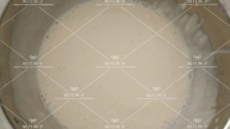 酸奶慕斯,迅速用打蛋器搅拌均匀。