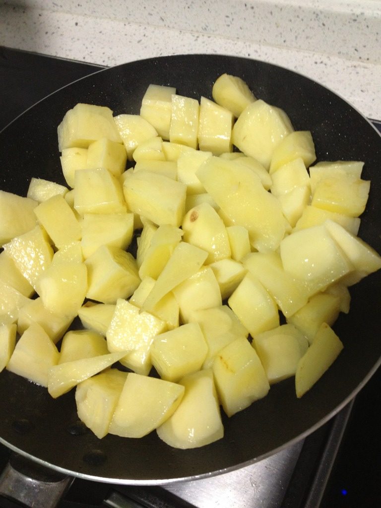 鸡翅土豆饭,将<a style='color:red;display:inline-block;' href='/shicai/ 2545'>马铃薯</a>去皮，切粒。平底锅热锅加一点点油，煎。。。加一点盐就可以。