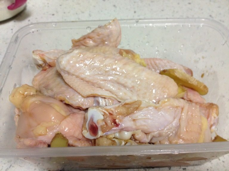 鸡翅土豆饭,鸡翅洗干净后，放点<a style='color:red;display:inline-block;' href='/shicai/ 692'>酱油</a>和<a style='color:red;display:inline-block;' href='/shicai/ 37'>姜</a>腌十分钟。