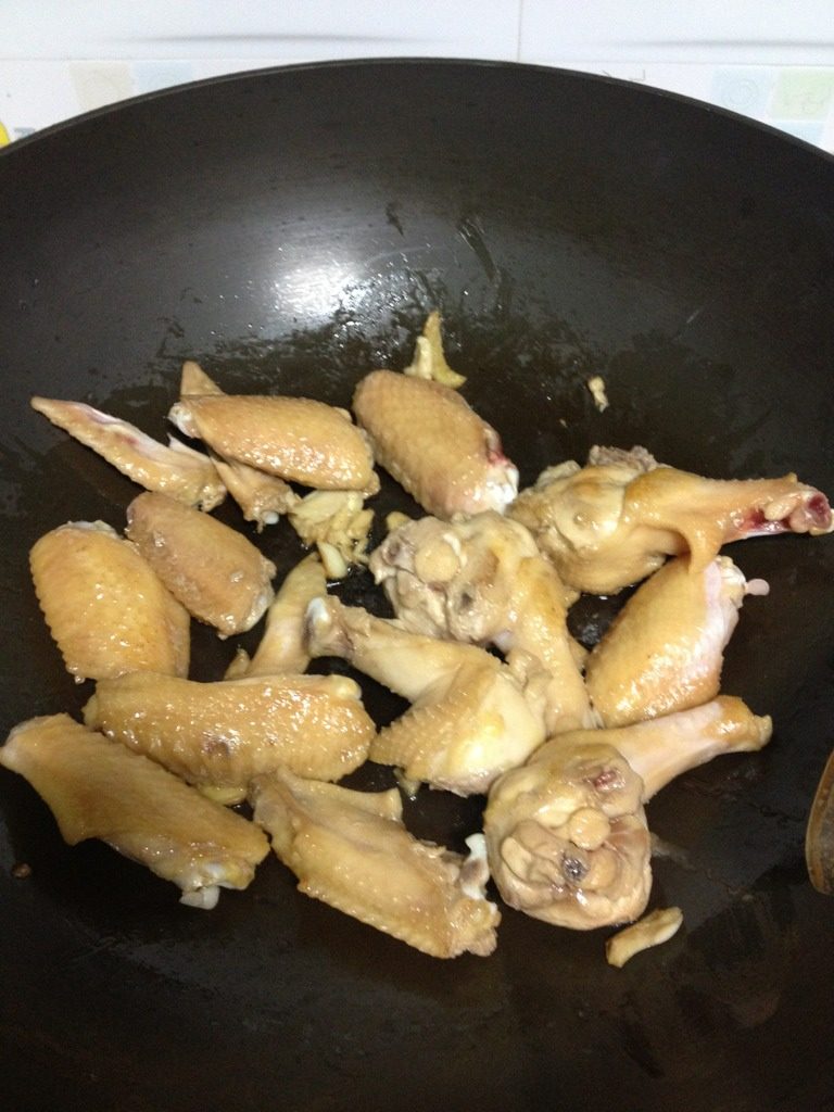 鸡翅土豆饭,另起一锅，热锅加油小一点的火，慢慢把鸡翅煎香，两面都要哦。