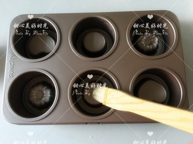 燕麦巧克力酸奶杯(阳晨堡尔美克),阳晨堡尔美克6连模具中刷入少量黄油,每个位置都要刷到方便脱模