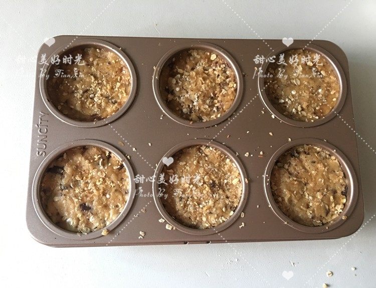 燕麦巧克力酸奶杯(阳晨堡尔美克),将翻拌好的燕麦巧克力平均装入模具中,并压实