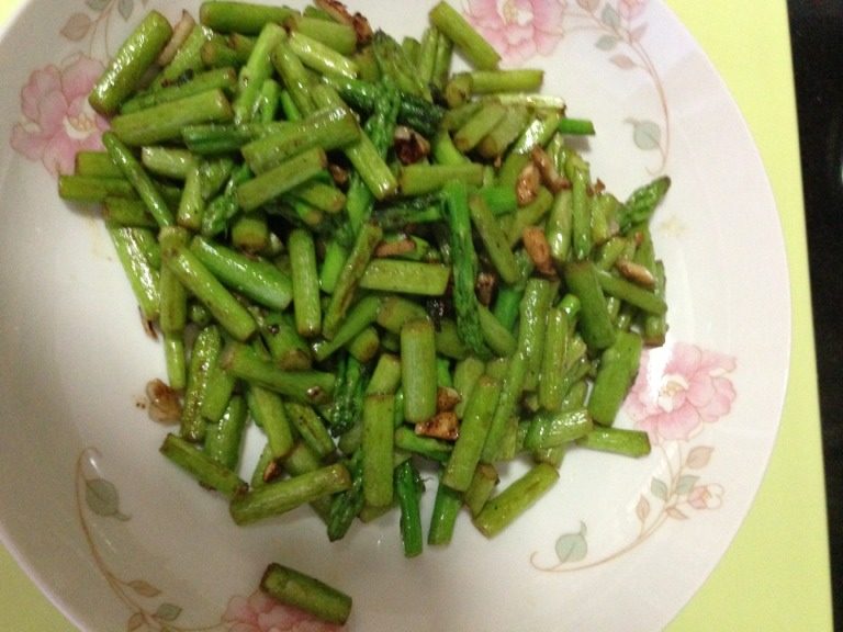 清炒芦笋,快速翻炒1分钟，装盘。