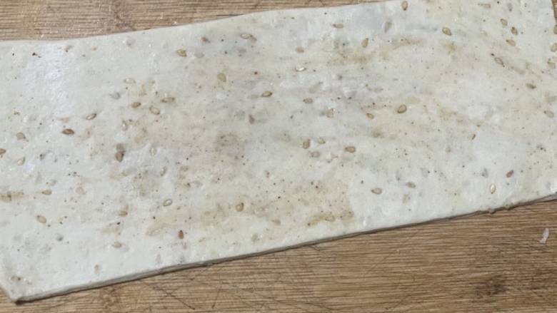 苏打饼干,擀成薄片
一定要薄