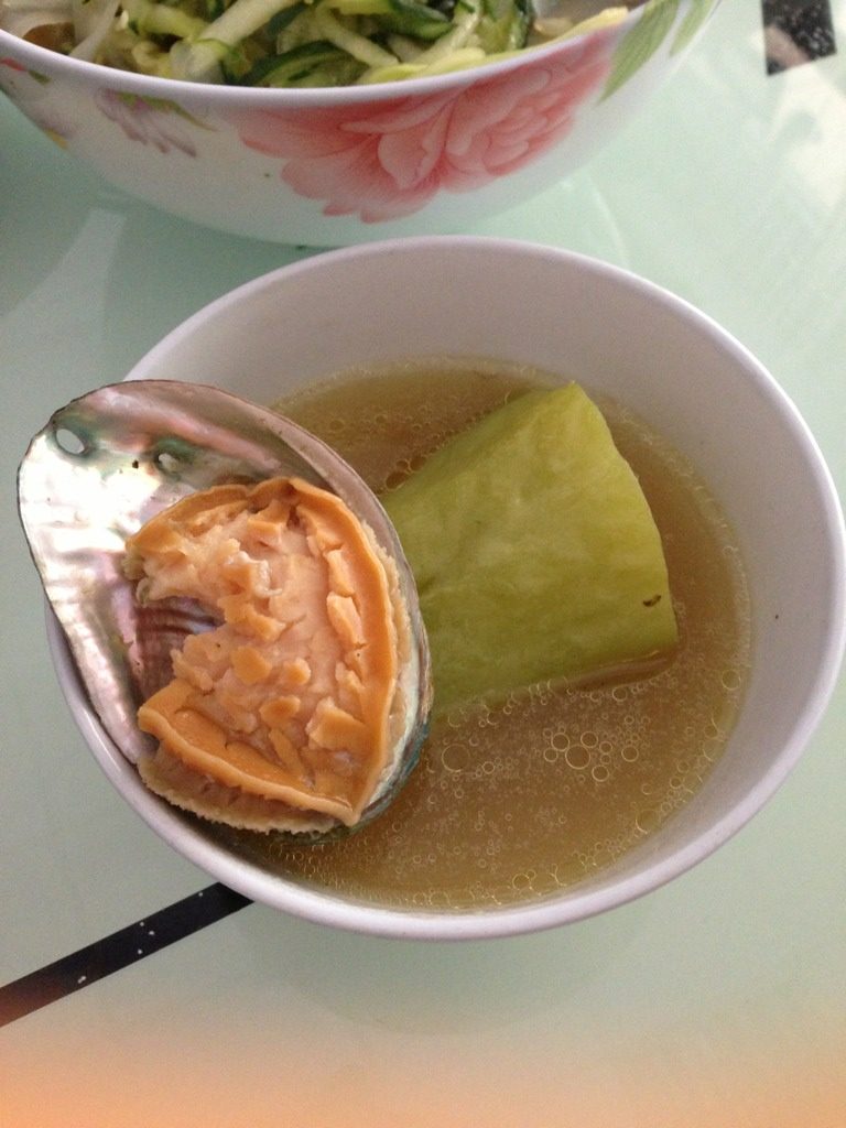 鲍鱼佛手瓜骨头汤,把洗好的鲍鱼连同切好的佛手瓜放入锅中!把骨头也放进去!加水淹没里面食材!加入蜜枣开始煲汤!大火煲一个小时!改小火炖半个小时!时间越久越好!开锅后加盐