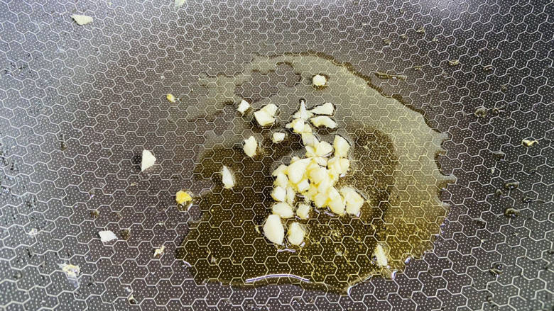 韭菜豆芽炒粉丝,锅中留底油,放入蒜末炒香