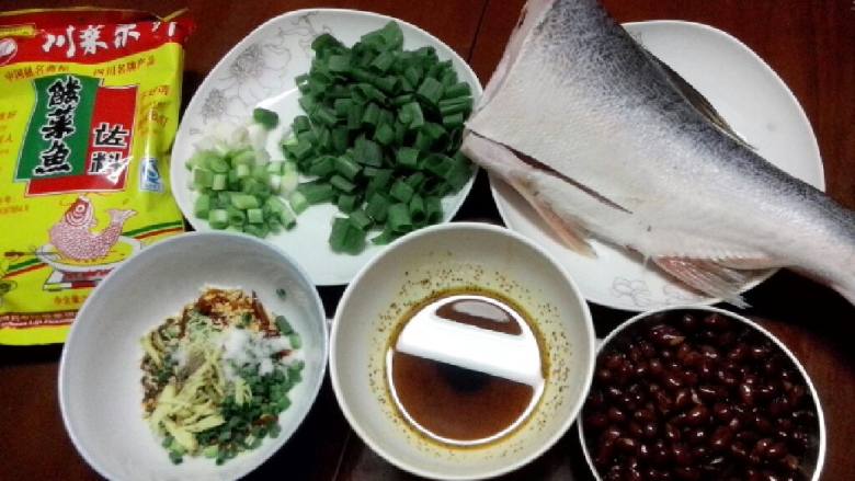 家庭自制酸菜鱼,趁着腌鱼时间,准备一个不锈钢小碗,放入一大勺<a style='color:red;display:inline-block;' href='/shicai/ 761'>辣椒粉</a>,热锅放油烧至七成热,将热油倒入不锈钢小碗内,赶紧搅拌,用漏勺将<a style='color:red;display:inline-block;' href='/shicai/ 761'>辣椒粉</a>过滤掉,自制辣椒油就好了。还是热锅倒油烧至八成热,倒入花生米炸1分钟关火,连油倒入小碗里冷却。
