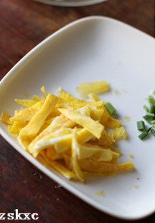 咸浆,<a style='color:red;display:inline-block;' href='/shicai/ 9'>鸡蛋</a>打散，用平底锅摊成蛋皮，切成小条备用