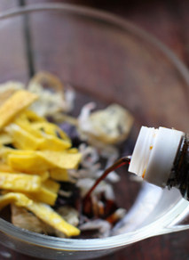 咸浆,取一大碗，将<a style='color:red;display:inline-block;' href='/shicai/ 580'>油条</a>撕成小块、<a style='color:red;display:inline-block;' href='/shicai/ 273'>紫菜</a>撕碎，并取适量蛋条、<a style='color:red;display:inline-block;' href='/shicai/ 288'>虾皮</a>、<a style='color:red;display:inline-block;' href='/shicai/ 722'>榨菜</a>等一起放入碗中；加入一大勺混入香醋的<a style='color:red;display:inline-block;' href='/shicai/ 692'>酱油</a>倒进去；