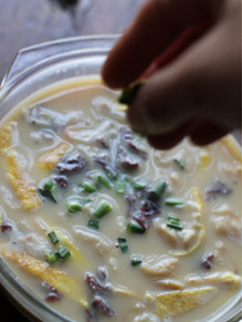 咸浆,冲入刚煮好的热豆浆，视个人喜好选择加葱花、<a style='color:red;display:inline-block;' href='/shicai/ 66850'>辣油</a>等，热乎乎的一碗咸浆就好了