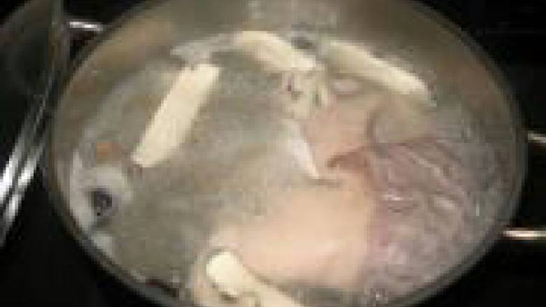 美容养生猪肚鸡,猪肚和配料一起下锅,加水烧开,文火炖一个小时,其中胡椒要用刀压裂才能出味道。