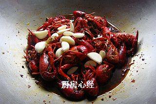 麻辣小龙虾,接着放入大蒜,再煮片刻,即可关火。小龙虾捞出后,可利用锅中剩余的汤汁勾芡,浇在小龙虾表面上桌