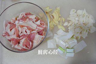 焦熘五花肉片,肉片中加入2克盐；5克<a style='color:red;display:inline-block;' href='/shicai/ 718'>料酒</a>腌制5分钟