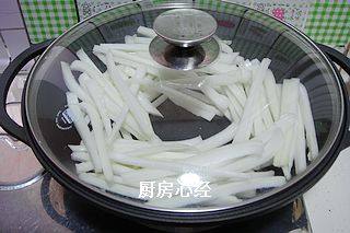 白菜帮子,将白菜条码入锅中,倒入50毫升的清水,盖盖蒸煮15分钟,即可关火取出备用
