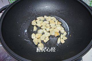 白菜帮子,锅中放油,先放入大蒜,煸至金黄色