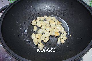 白菜帮子,锅中放油，先放入大蒜，煸至金黄色