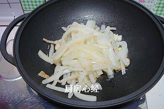 白菜帮子,接着放入<a style='color:red;display:inline-block;' href='/shicai/ 694'>豆豉</a>;葱姜片炒香后,放入白菜条