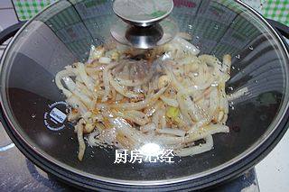白菜帮子,将白菜条炒匀后,盖盖再炖煮5分钟