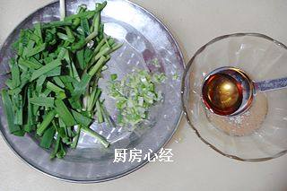 生炒青白蛇,<a style='color:red;display:inline-block;' href='/shicai/ 116'>韭菜</a>切寸段，葱花备用，提前调好碗汁：盐；<a style='color:red;display:inline-block;' href='/shicai/ 720'>胡椒粉</a>；<a style='color:red;display:inline-block;' href='/shicai/ 756'>鸡精</a>；<a style='color:red;display:inline-block;' href='/shicai/ 717'>味精</a>；<a style='color:red;display:inline-block;' href='/shicai/ 718'>料酒</a>，搅匀备用。