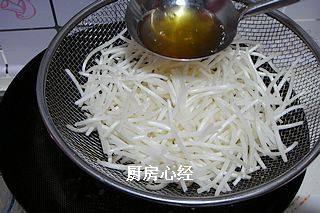 生炒青白蛇,<a style='color:red;display:inline-block;' href='/shicai/ 2683'>豆芽菜</a>洗净,掐去二端,锅中多放些油,烧到略微冒烟大约180度,浇1-2次油。每次一勺