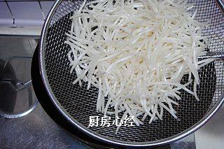生炒青白蛇,可以用筷子,将豆芽菜中间翻一个面。剩余的油倒出
