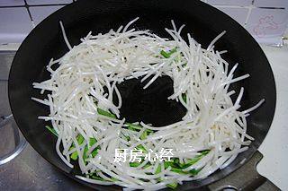 生炒青白蛇,先爆香葱花,接着倒入韭菜,豆芽菜,立即翻炒均匀,大约3秒钟