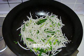 生炒青白蛇,倒入调好的碗汁,迅速炒匀,不超过2秒钟,即可关火出锅