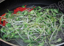 凉拌肚丝 ,准备好猪肚、<a style='color:red;display:inline-block;' href='/shicai/ 2794'>大蒜</a>、<a style='color:red;display:inline-block;' href='/shicai/ 3268'>豆苗</a>、红椒，将猪肚切成丝，<a style='color:red;display:inline-block;' href='/shicai/ 3268'>豆苗</a>和红椒洗净焯水后沥干水分，<a style='color:red;display:inline-block;' href='/shicai/ 2794'>大蒜</a>剁成茸放入碗中。