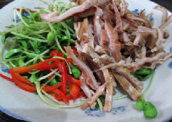 凉拌肚丝 ,将肚丝和豆苗 红椒放入大碗中,浇上料汁搅拌均匀即可