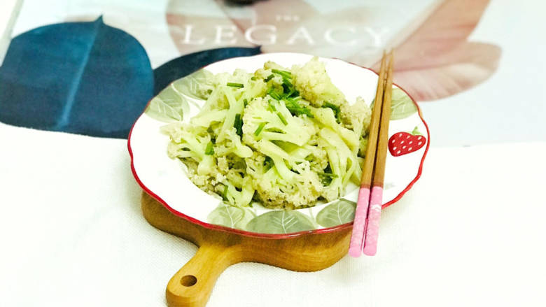 椒盐花菜,装盘后,撒上葱花装饰,清爽的椒盐花菜就做好了