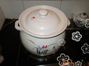菌菇排骨汤,取一汤煲，加入适量的水，把处理好的肋排和<a style='color:red;display:inline-block;' href='/shicai/ 37'>姜</a>片、<a style='color:red;display:inline-block;' href='/shicai/ 615'>蜜枣</a>放入煲中，大火煮开后转小火煲煮。