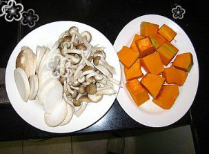 菌菇排骨汤,<a style='color:red;display:inline-block;' href='/shicai/ 53'>南瓜</a>去皮、去籽，切成块，<a style='color:red;display:inline-block;' href='/shicai/ 250'>蟹味菇</a>去摘去根部，分成小朵，洗净沥干。<a style='color:red;display:inline-block;' href='/shicai/ 238'>杏鲍菇</a>洗干净切厚片备用