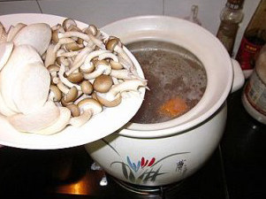 菌菇排骨汤,约40分钟后加入南瓜、蟹味菇和杏鲍菇,大火烧开后继续小火煲约煮40分钟,等香味飘满屋子的时候加盐调味就可以喝了。