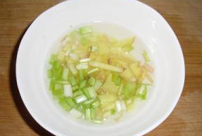 虾肉藕夹,准备一些葱姜水，将<a style='color:red;display:inline-block;' href='/shicai/ 287'>虾仁</a>先拍松，再剁成肉泥