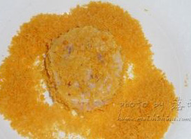 虾肉藕夹,用生粉、面粉和<a style='color:red;display:inline-block;' href='/shicai/ 9'>鸡蛋</a>和一边清水调成浆，把藕夹放浆里均匀地裹上，再裹一层黄金面包糠