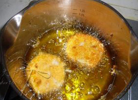 虾肉藕夹,油烧至七成热，放入藕夹两面炸熟即可。
