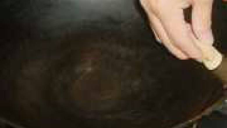 红烧鱼块,开中小火，拿一块老<a style='color:red;display:inline-block;' href='/shicai/ 37'>姜</a>把锅内擦一遍，以防止煎鱼的时候粘锅。