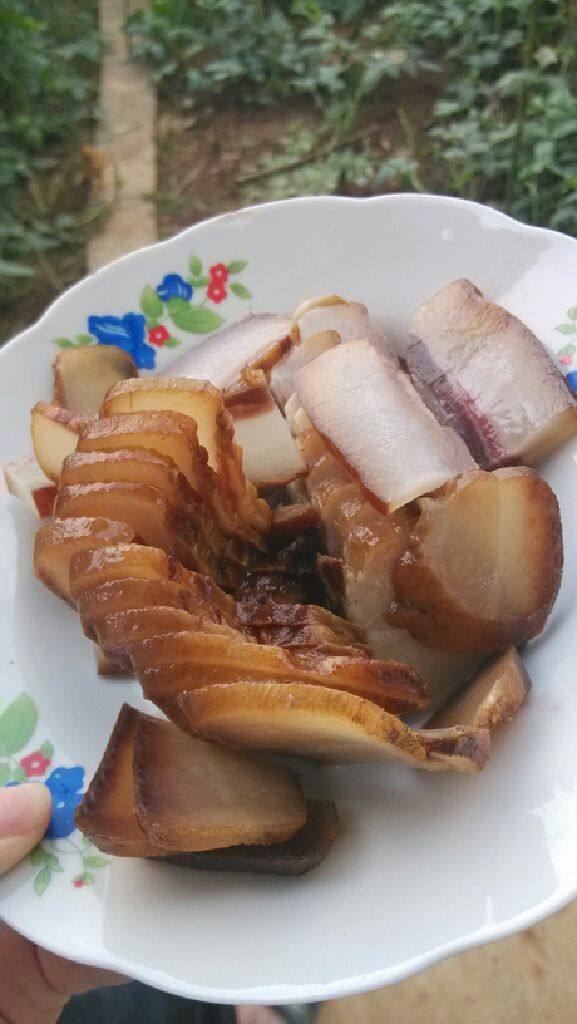 苦瓜腊肉,<a style='color:red;display:inline-block;' href='/shicai/ 436'>腊肉</a>用热水洗干净，切片。