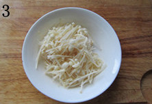 番茄金针蛋花汤,<a style='color:red;display:inline-block;' href='/shicai/ 234'>金针菇</a>提前洗净,并用清水浸泡3到4小时,用时捞出,挤干水分,切成2、3段