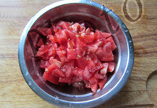 番茄金针蛋花汤,<a style='color:red;display:inline-block;' href='/shicai/ 3232'>香葱</a>切葱花；<a style='color:red;display:inline-block;' href='/shicai/ 2794'>大蒜</a>切末；<a style='color:red;display:inline-block;' href='/shicai/ 9'>鸡蛋</a>打散至表面出现一层小泡泡；水淀粉备好；西红柿洗净，切成小丁