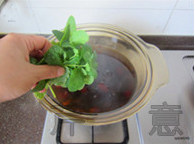 改良酸梅汤,最后加入鲜薄荷,立即关火