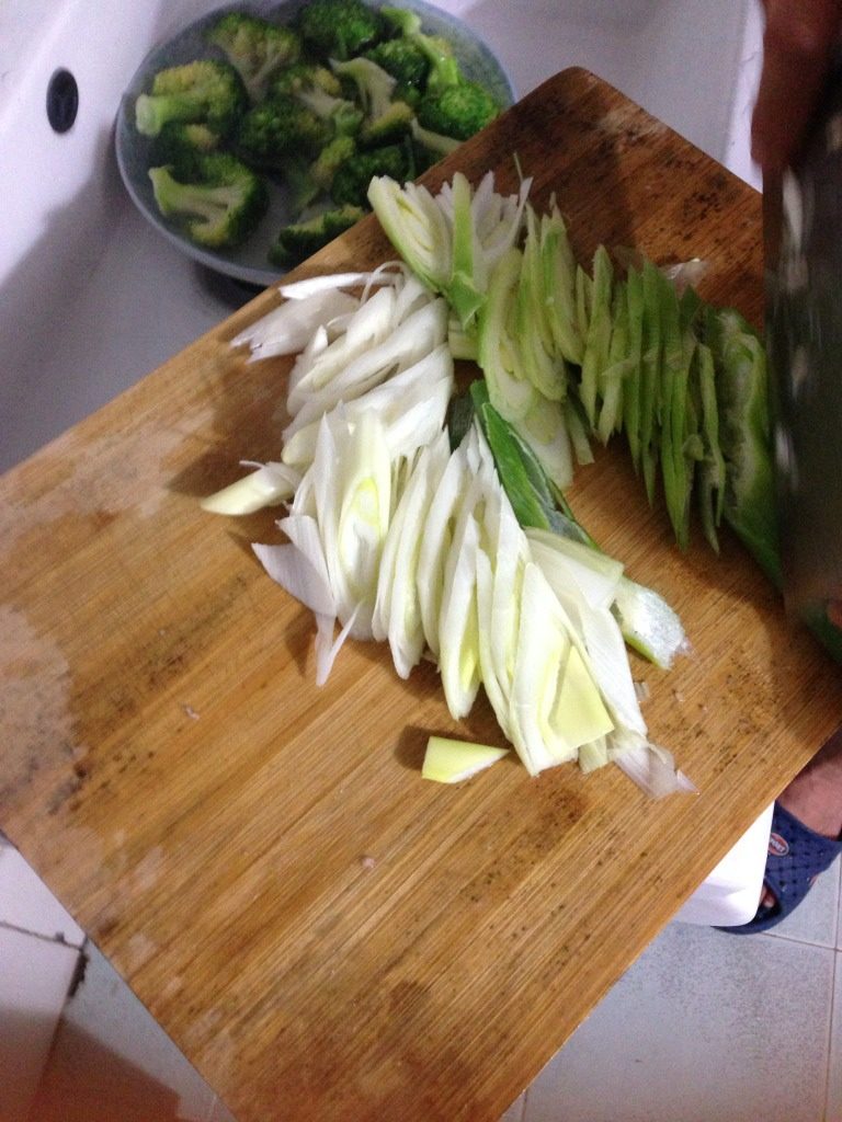 东北大葱炒素鸡,大葱切丝